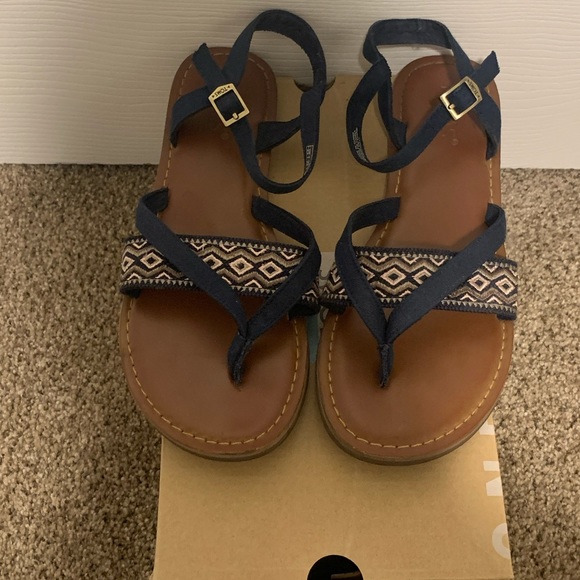 Tom’s Sandals - Picture 3 of 6